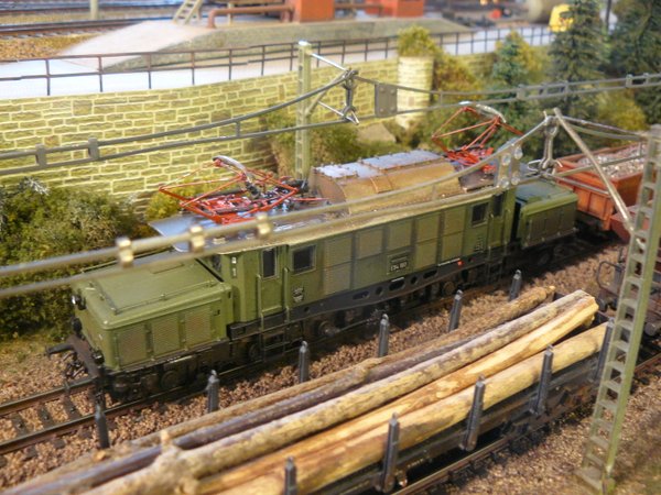 201 Alterung mit Ausbesserungsflecken von Lokomotiven Spur H0 und Spur N